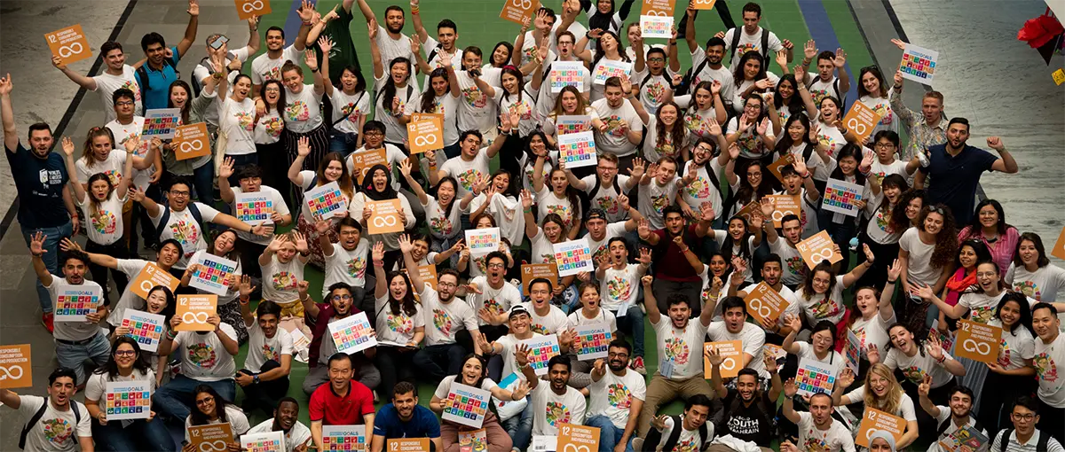 A group photo of AIESECers joining together from all around the worldduring the World Largest Lesson